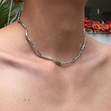 Colar com Design Ondulado em Tom de Ouro Branco