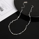 Colar com Design Ondulado em Tom de Ouro Branco
