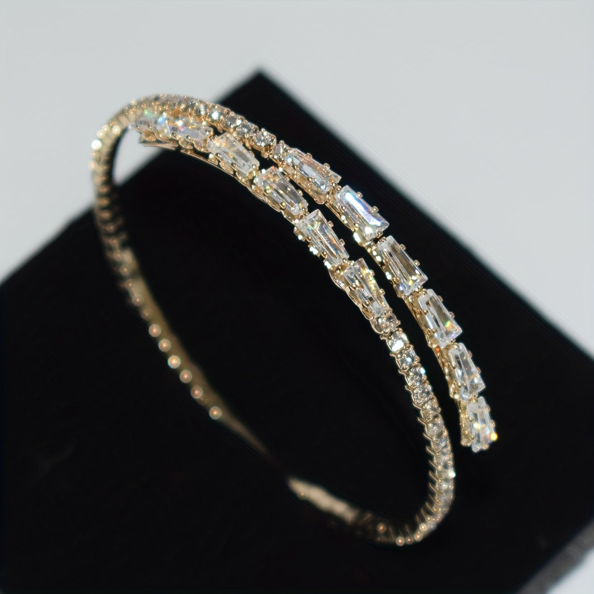 Pulseira Elegante com Zircónia Cúbica em Tom de Ouro Branco
