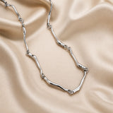 Colar com Design Ondulado em Tom de Ouro Branco